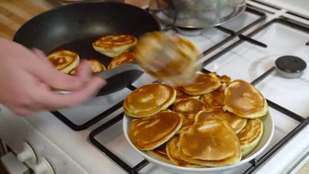 Готуємо Млинці Домашній Кухні Тісто Гарячу Сковороду Плиту — стокове відео