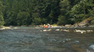 Ukrayna 'nın Verkhovina köyü yakınlarındaki Black Cheremosh nehri - 21 Temmuz 2019: Rapids nehri, Carpathian dağları üzerinde rafting yapan bir grup insan