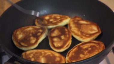 Ev mutfağında krep, hamur, sıcak tava ve soba.