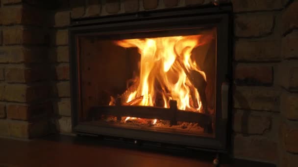 Brand Open Haard Een Gloeiend Vuur Stenen Open Haard Verwarmen — Stockvideo