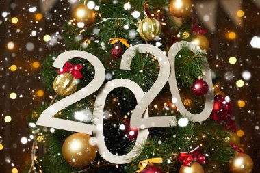 Süslemeli ve ahşap kaplamalı 2020 noel ağacı.