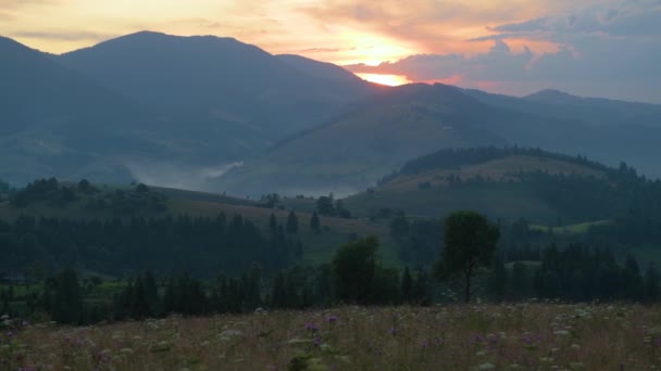 Letní Západ Slunce Karpatech Večerní Panorama Karpat Barevná Obloha Domy — Stock video