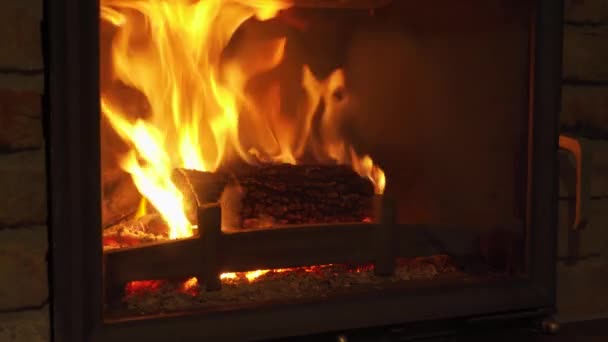 バーニング暖炉 夜に暖まるために石の暖炉の輝く火 — ストック動画