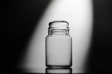 beyaz zemin üzerinde boş cam kavanoz