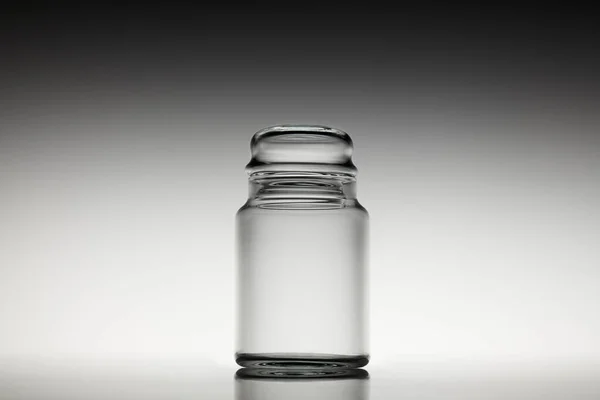Порожня скляна банка на білому тлі — стокове фото