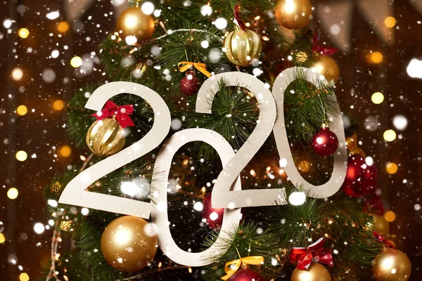 Süslemeli ve ahşap kaplamalı 2020 noel ağacı.