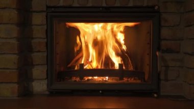 Yanan Şömine. Geceleri ısınmak için taş şöminede parlayan bir ateş.