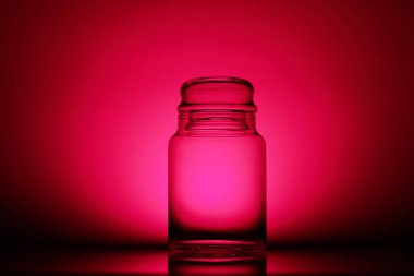 Kırmızı ve siyah arkaplanda boş cam kavanoz