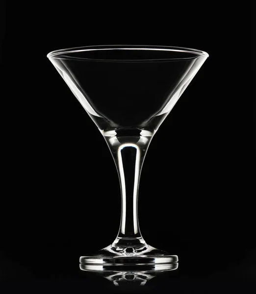 Silueta blanca de vaso de cóctel de martini vacío sobre un fondo negro — Foto de Stock