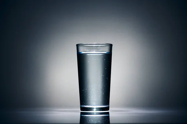 Одна склянка води на темному фоні — стокове фото