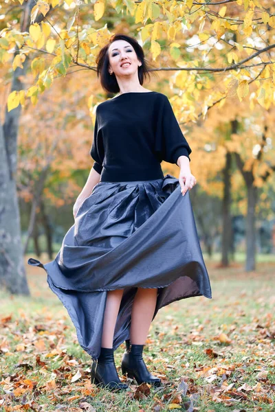 Hermosa mujer elegante de pie y posando en un parque de la ciudad en otoño — Foto de Stock