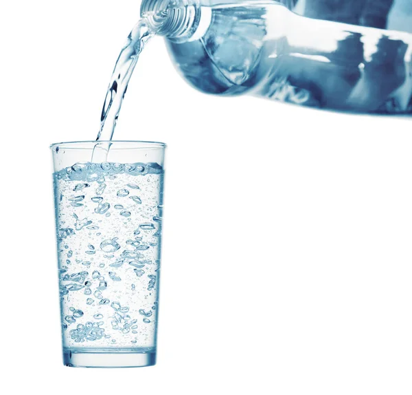 Gießen von sprudelndem Wasser in einem Glas auf weißem Hintergrund, isoliertes Objekt — Stockfoto