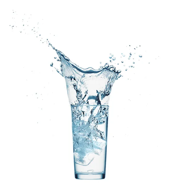 Um copo de água com respingo de cubo de gelo caindo, fundo branco, objeto isolado — Fotografia de Stock