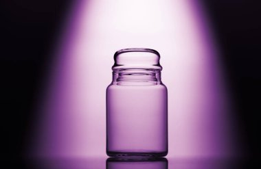 Mor üzerine boş cam kavanoz, ışık efektli siyah beyaz arkaplan