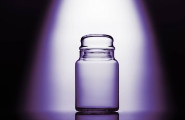 Mor, siyah ve beyaz arka planda ışık efektli boş cam kavanoz