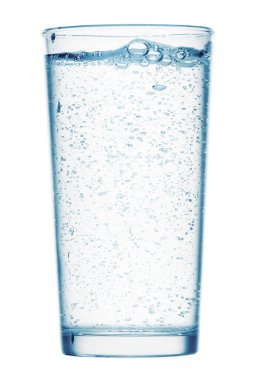 Beyaz arka planda bir bardak köpüklü su, izole bir nesne.