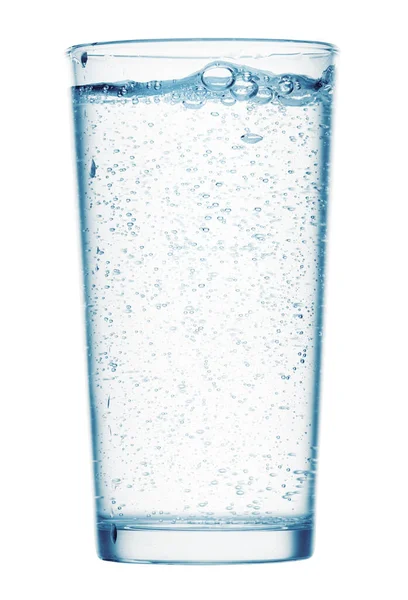 Een glas sprankelend water op een witte achtergrond, geïsoleerd voorwerp — Stockfoto