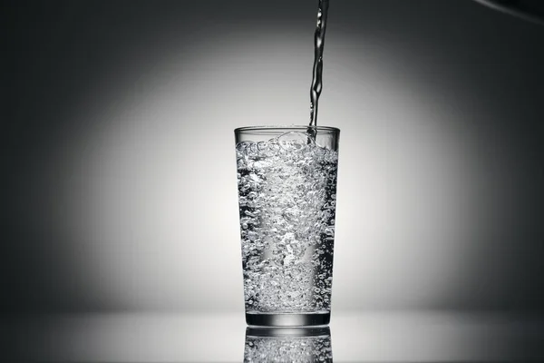 Satu gelas air mineral dengan latar belakang gelap — Stok Foto