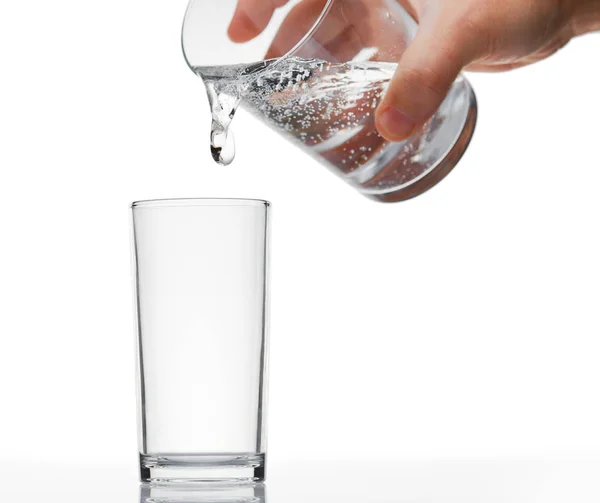 Verter agua con gas en un vaso sobre fondo blanco, objeto aislado —  Fotos de Stock