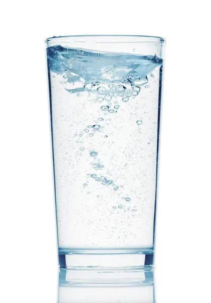 Um copo de água com gás sobre um fundo branco, objecto isolado — Fotografia de Stock