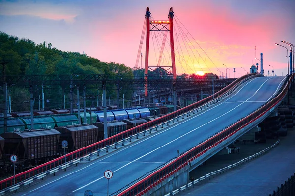 Vasúti szállítás, teherautók ipari tengeri kikötőben naplementekor — Stock Fotó