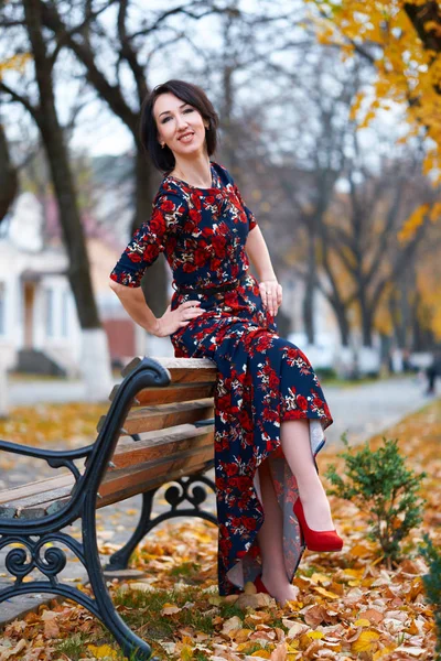 Красива елегантна жінка позує на міській вулиці, осінній сезон — стокове фото