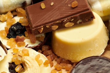 Kırsal masada ev yapımı çikolatalı şekerler, tatlı yiyecekler, makro fotoğraf.