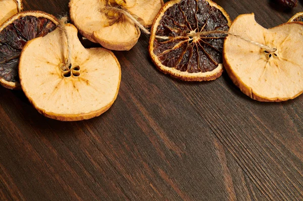 Decoración hecha a mano de frutas secas sobre un fondo de madera oscura con espacio para copiar. Vista superior . — Foto de Stock