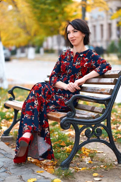 Красива елегантна жінка позує на міській вулиці, осінній сезон — стокове фото