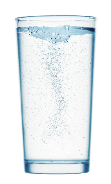 Ein Glas sprudelndes Wasser auf weißem Hintergrund, isoliertes Objekt — Stockfoto