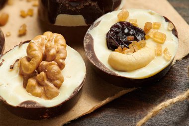 Kırsal masada ev yapımı çikolatalı şekerler, tatlı yiyecekler, makro fotoğraf.