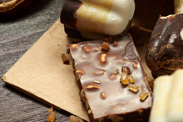 Caramelle di cioccolato fatte in casa su tavolo rustico, cibo dolce, macro foto — Foto Stock
