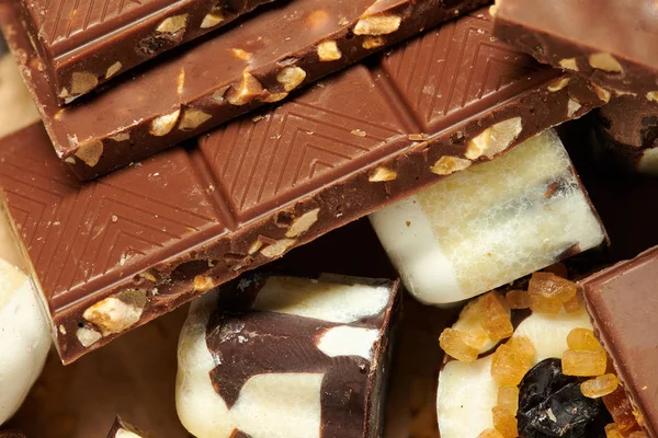 Tavolette di cioccolato e caramelle fatte in casa su tavola rustica, cibo dolce, macro foto — Foto Stock