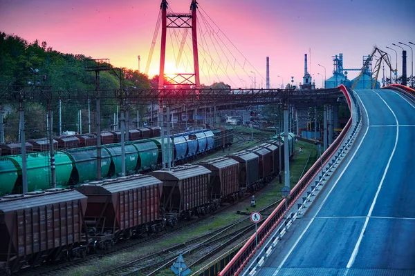 Transport feroviar, mașini de marfă în port maritim industrial la apus de soare — Fotografie, imagine de stoc