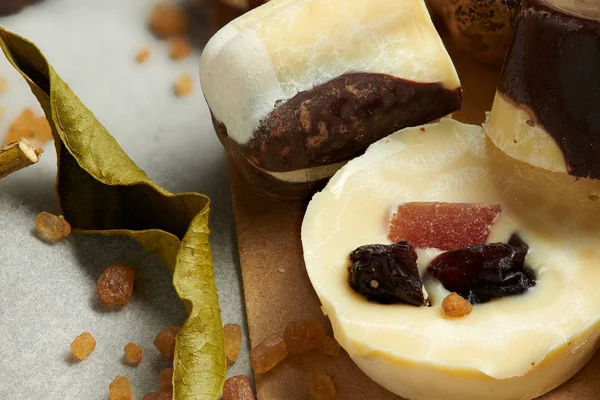 Domácí čokoládové bonbóny na rustikálním stole, sladké jídlo, makro foto — Stock fotografie