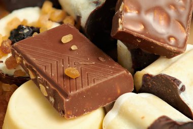 Çikolata ve kırsal masada ev yapımı şekerler, tatlı yiyecekler, makro fotoğraf.