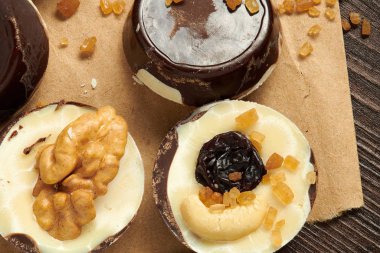 Kırsal masada ev yapımı çikolatalı şekerler, tatlı yiyecekler, makro fotoğraf.