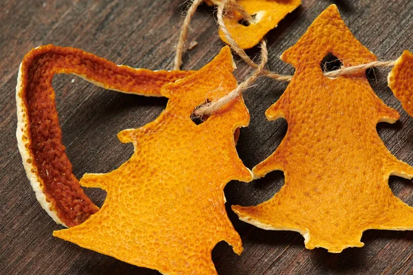 Decoración hecha a mano de frutas secas sobre un fondo de madera oscura. Vista superior . — Foto de Stock