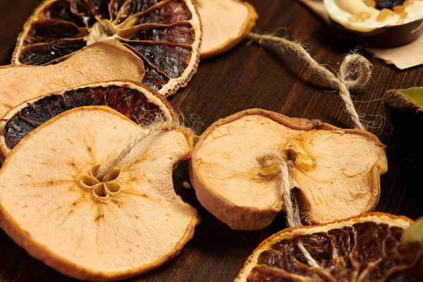 Handgemachte Dekoration aus getrockneten Früchten auf dunklem Holz mit Kopierraum. Ansicht von oben. — Stockfoto