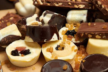 Çikolata ve kırsal masada ev yapımı şekerler, tatlı yiyecekler, makro fotoğraf.