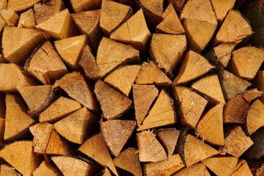 Şömine için odun yığını kesmek