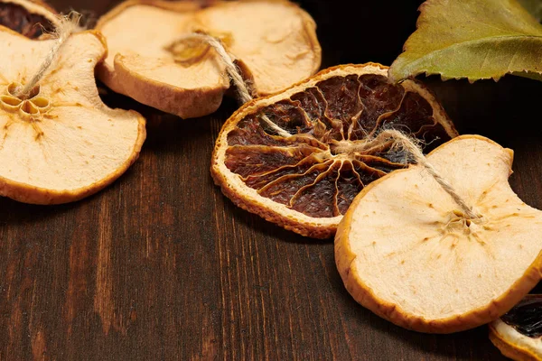 Handgemachte Dekoration aus getrockneten Früchten auf dunklem Holz mit Kopierraum. Ansicht von oben. — Stockfoto