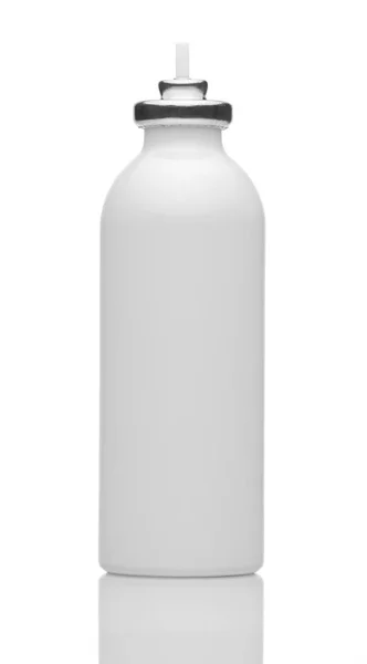 Zdjęcie jednej abstrakcyjnej białej butelki z rozpylaczem wyizolowanej na białym tle, puszki aerozolowej, metalowej lub aluminiowej butelki bez etykiety, nowy i przejrzysty stan — Zdjęcie stockowe