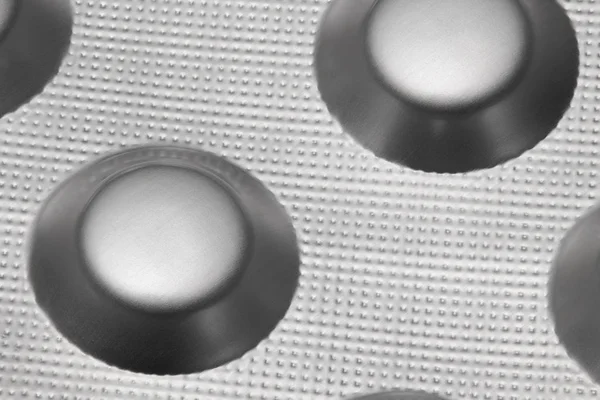 Tabletten in blisterverpakking met mooi patroon. Wereldwijd gezondheidsconcept. Antibioticaresistentie. Antimicrobiële capsule pillen. Farmaceutische industrie. Apotheek. — Stockfoto