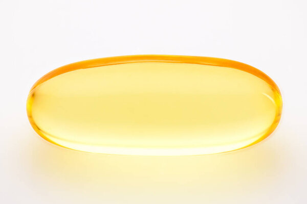 Омега 3 рыбий жир, одна гель капсула макро фото на белом фоне, пищевая добавка для здравоохранения. Фармацевтическая промышленность. Аптека
.