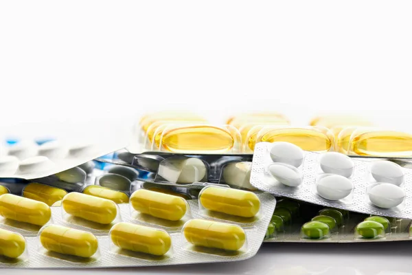 Различные таблетки, таблетки и витамины в блистерной упаковке на белом фоне. Глобальная концепция здравоохранения. Антибиотики лекарственной устойчивости. Антимикробные капсулы. Фармацевтическая промышленность. Аптека . — стоковое фото