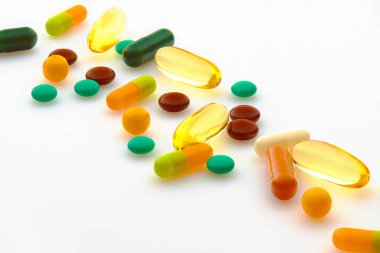 Haplar, tabletler, vitaminler, ilaçlar, omega 3 balık yağı, jel kapsülleri, ilaç ve sağlık hizmetleri için gıda takviyesi. İlaç sanayisi. Eczane.