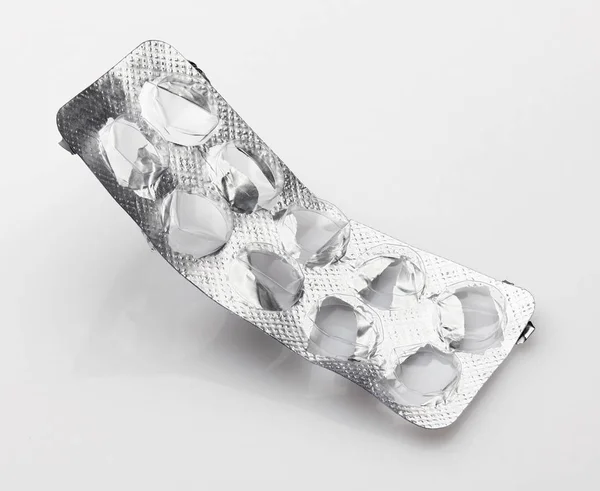 Prázdný, použitý, otevřený blistr bez pilulek na bílém pozadí - koncept zdravotní péče a léků. Farmaceutický průmysl. Lékárna. — Stock fotografie