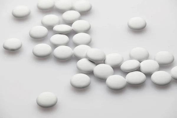 Group of white pills on white background - healthcare and medicament concept. Pharmaceutical industry. Pharmacy. — Stock Photo, Image