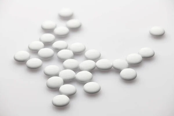Grupo de píldoras blancas sobre fondo blanco: concepto de salud y medicamentos. Industria farmacéutica. Farmacia . —  Fotos de Stock